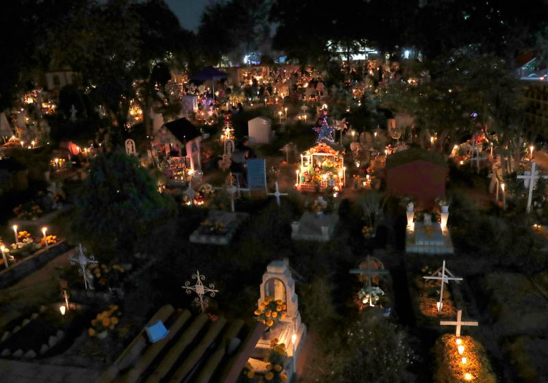 Arranca el Día de Muertos, la festividad más representativa de México - dia-de-muertos-en-panteon-de-xochimilco-cdmx-1024x716