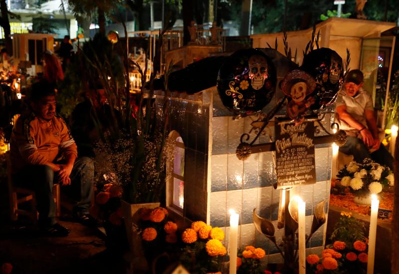 Arranca el Día de Muertos, la festividad más representativa de México - dia-de-muertos-en-panteon-de-la-alcaldia-xochimilco-1024x704